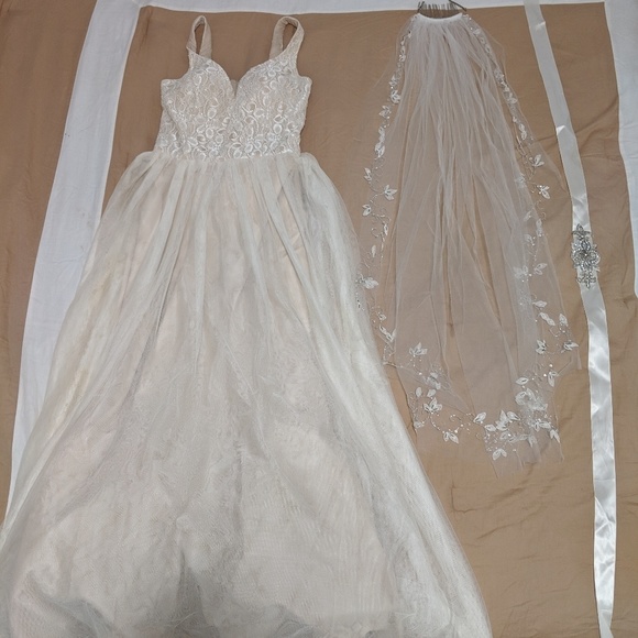 Wedding dress - Picture 1 of 6